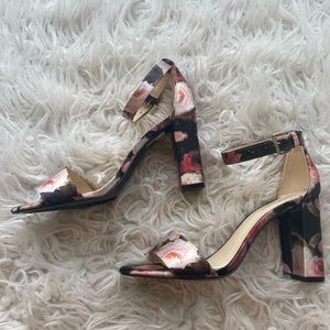 Nine West floral shoes in a size 8.